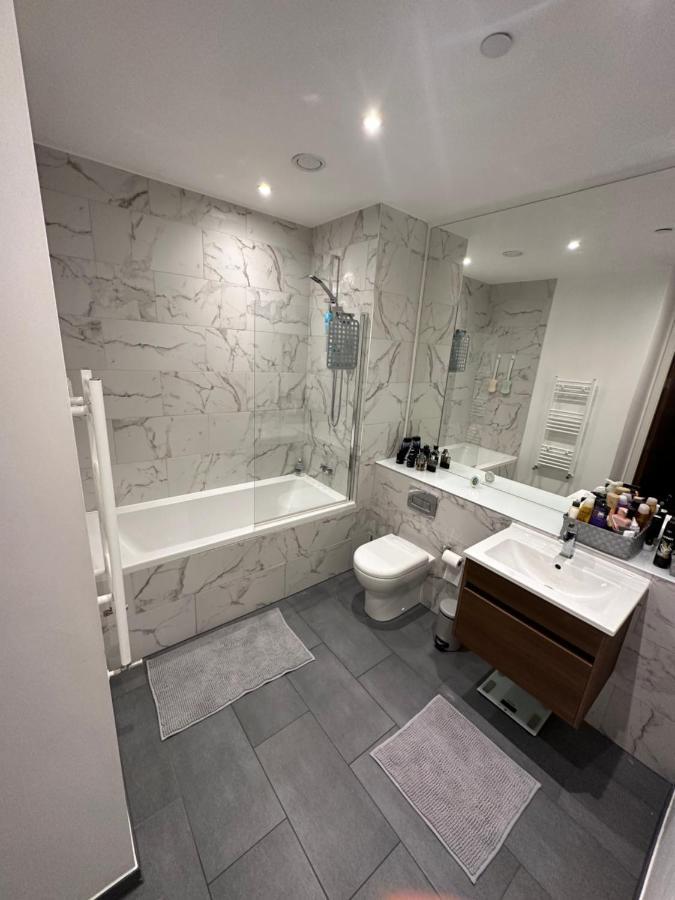 Luxury 1 Bedroom Media City *